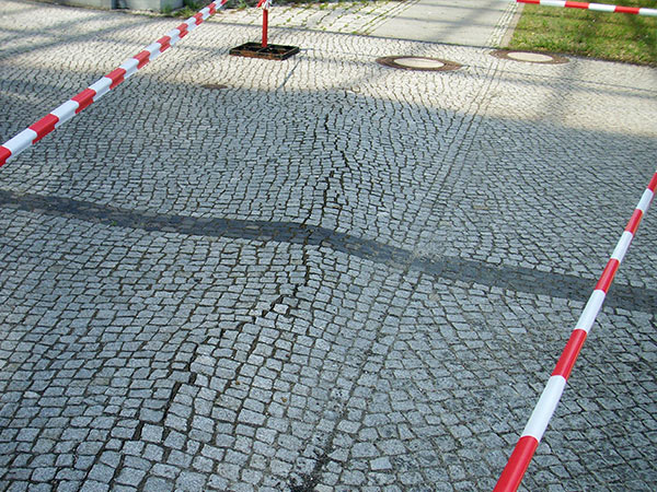 Wasserschaden unter Kopfsteinfplaster durch geplatzes Rohr